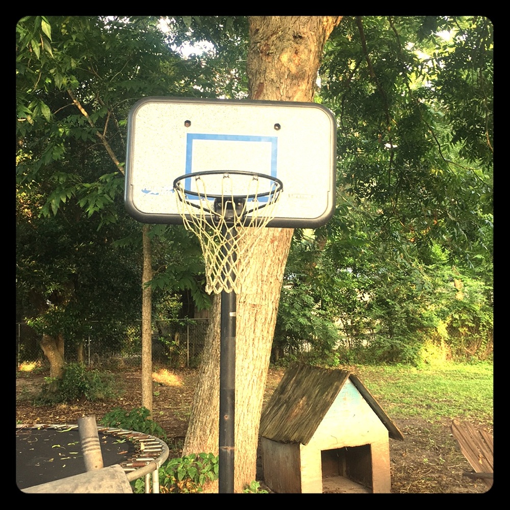 Adjustable height basketball goal